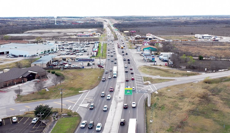 Looking west toward Austin along U.S. 290 in Manor, traffic lights contribute to the congestion in the area. TxDOT doesn’t plan to eliminate them in the foreseeable future. However, the Central Texas Regional Mobility Authority said it is open to new talks about an extension of the tollway from U.S. 183 in Austin to several miles east of Manor. Photo by Ray Bitzkie