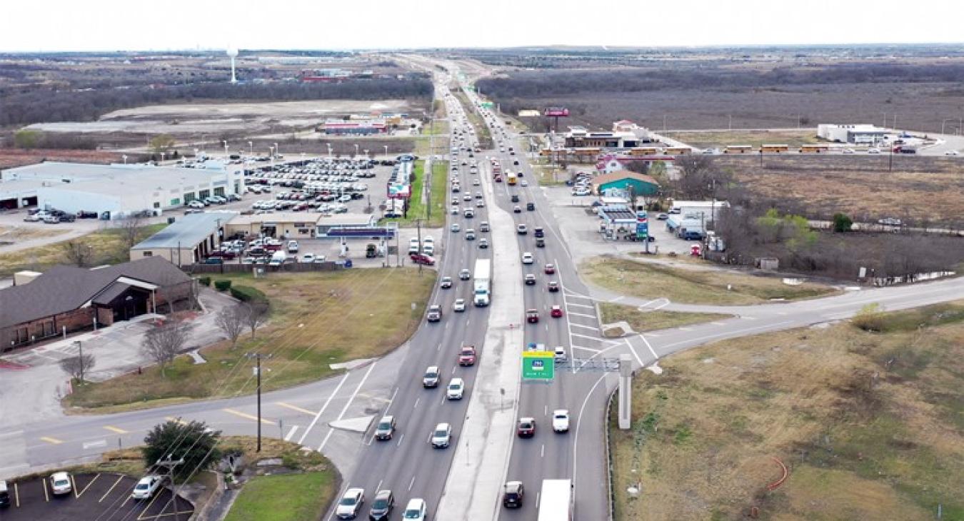 Looking west toward Austin along U.S. 290 in Manor, traffic lights contribute to the congestion in the area. TxDOT doesn’t plan to eliminate them in the foreseeable future. However, the Central Texas Regional Mobility Authority said it is open to new talks about an extension of the tollway from U.S. 183 in Austin to several miles east of Manor. Photo by Ray Bitzkie